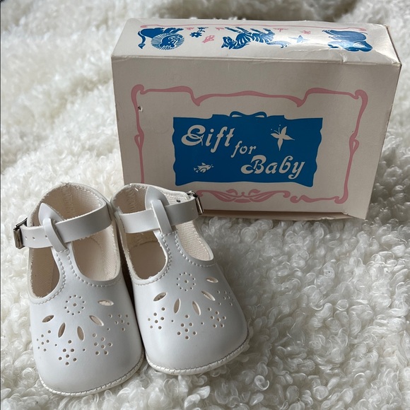 Vintage White Baby Shoes with Cutout Design - Picture 3 of 16